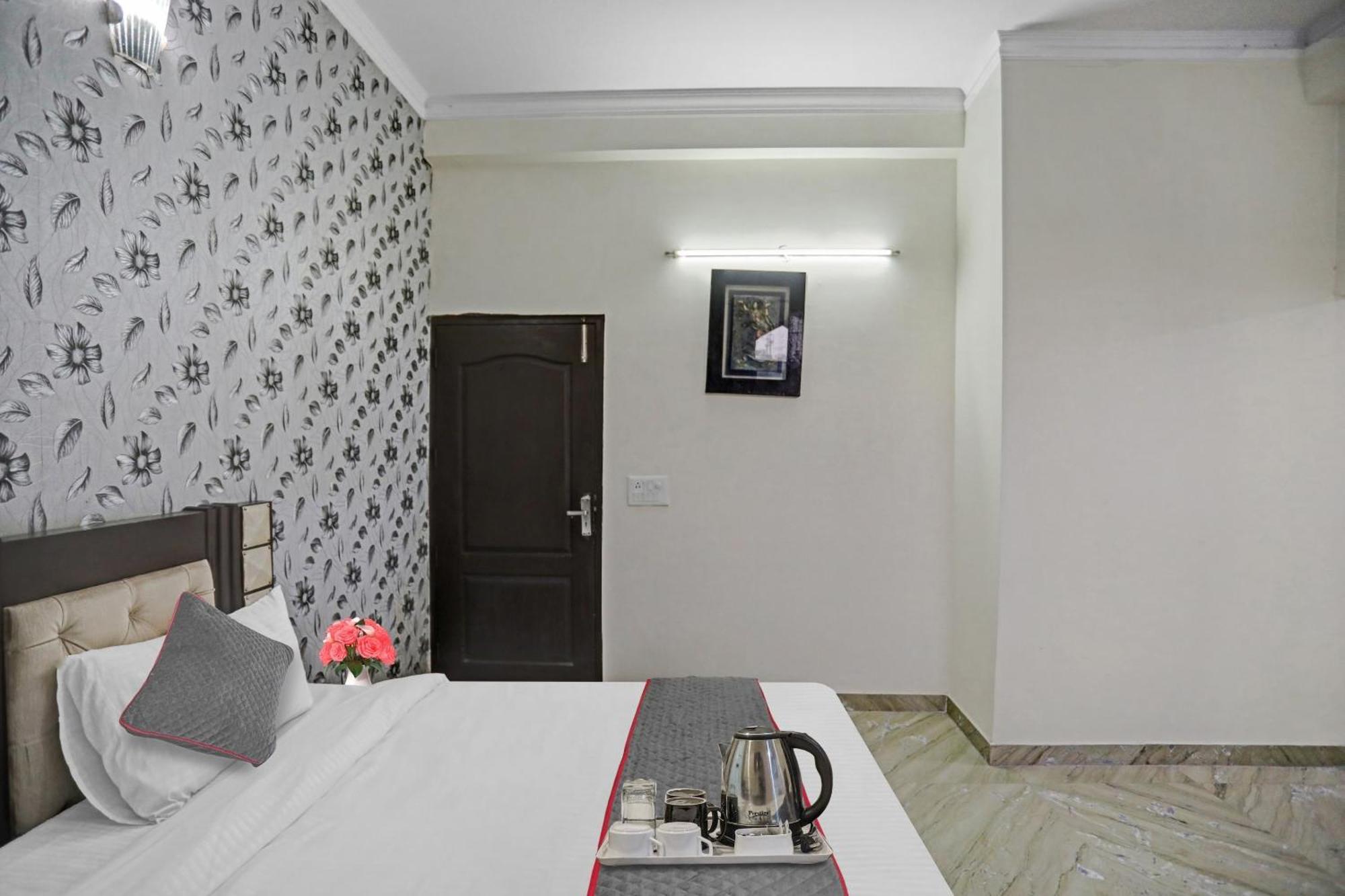 Townhouse The Premier View Near Iskcon Temple Noida Otel Dış mekan fotoğraf