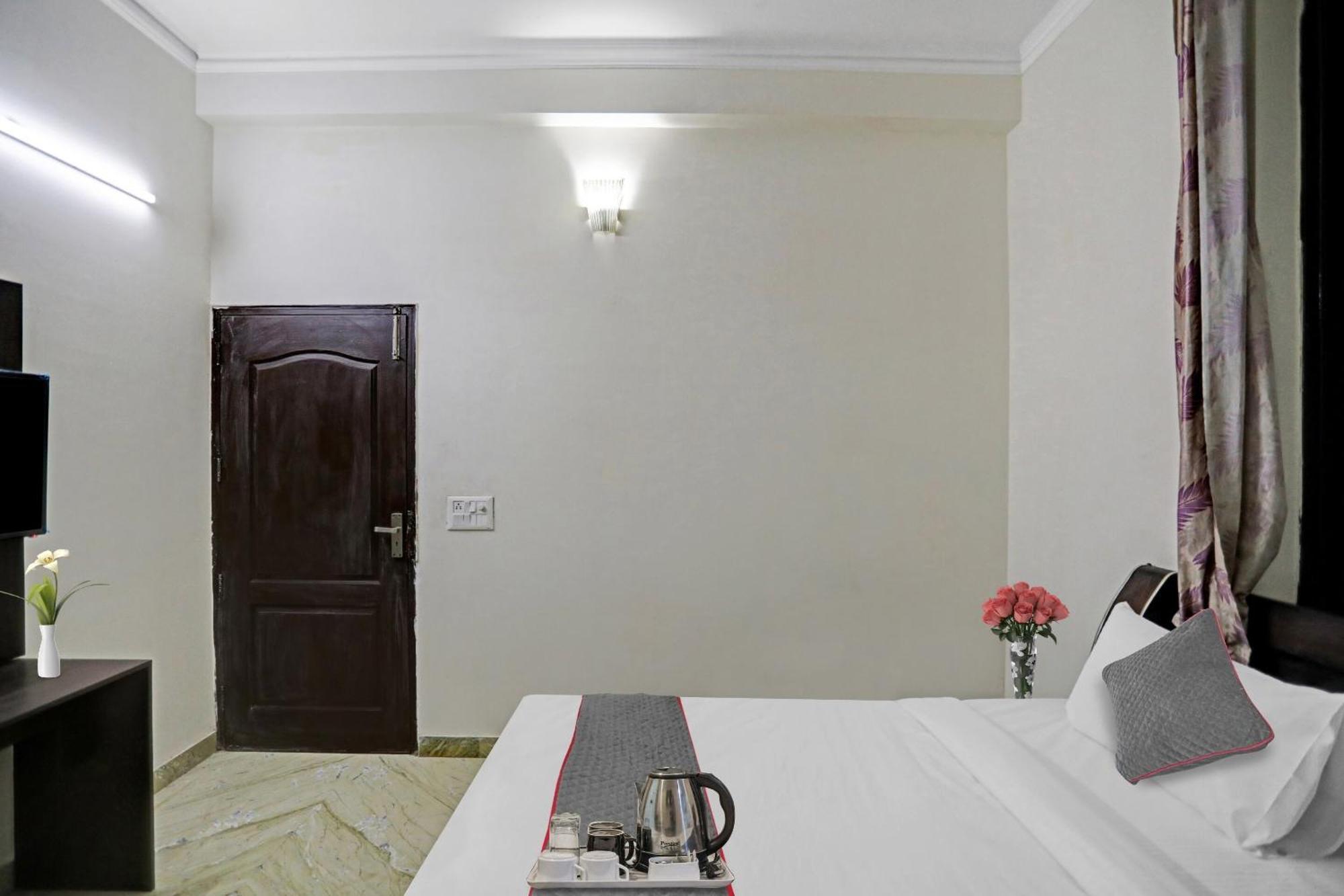 Townhouse The Premier View Near Iskcon Temple Noida Otel Dış mekan fotoğraf