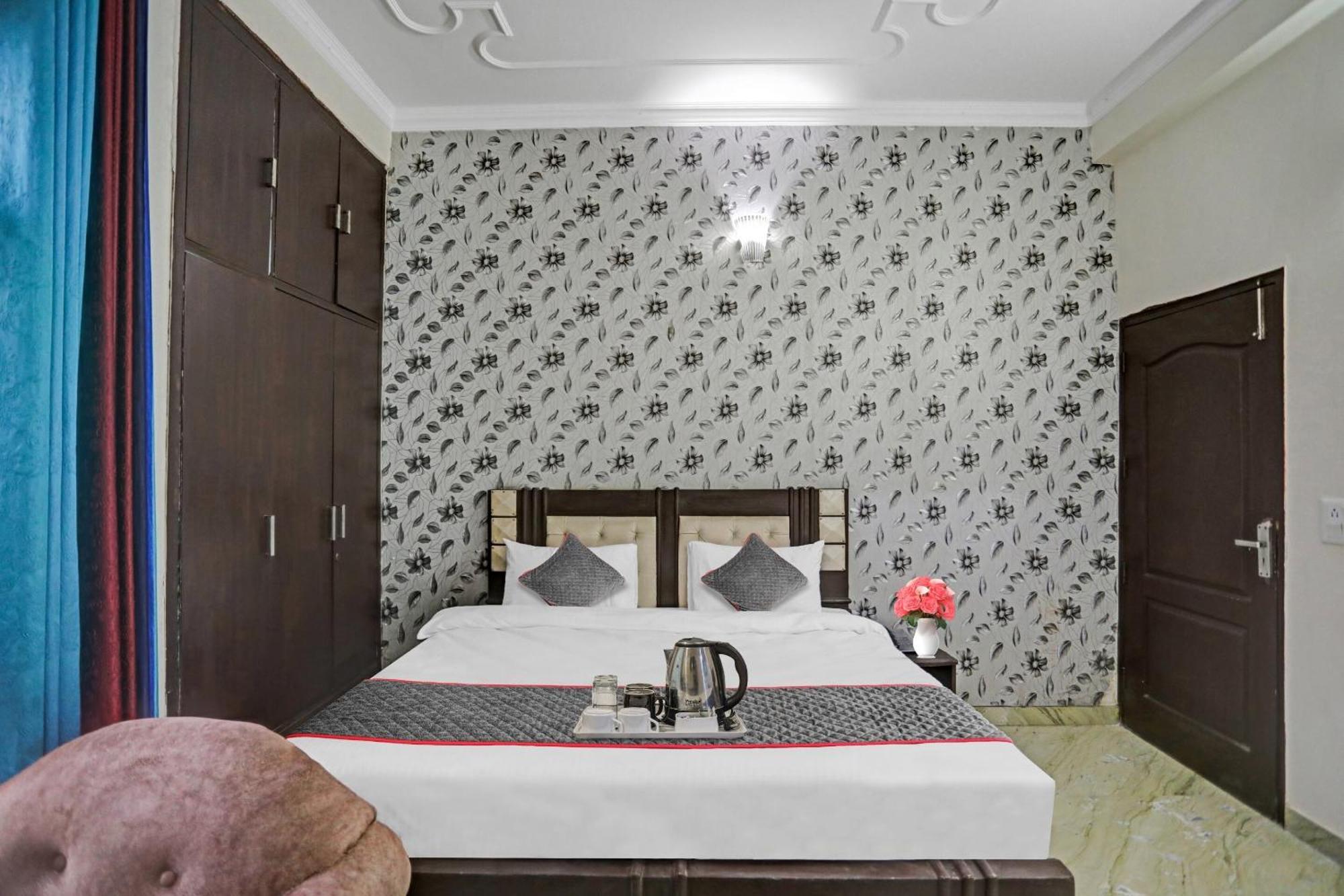 Townhouse The Premier View Near Iskcon Temple Noida Otel Dış mekan fotoğraf